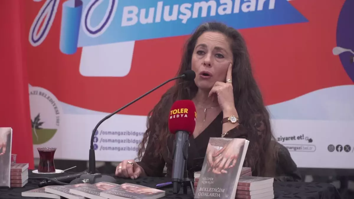 Nilüfer Açıkalın, Osmangazi Belediyesi’nin Etkinliğinde Kitap İmzaladı